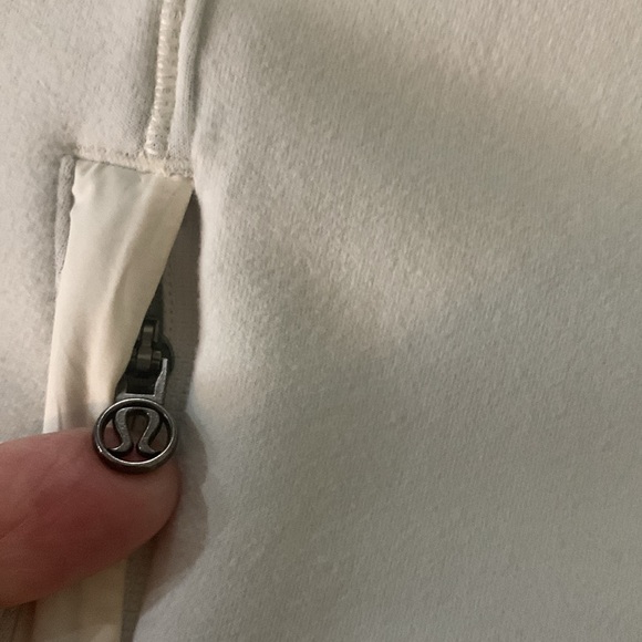 LULULEMON sx 6 cream fitted vest w/tuck away toggled closed hood w/ponytail slit - Picture 10 of 11